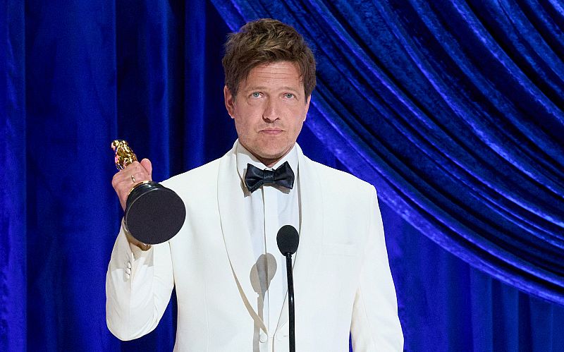 El director danés Thomas Vinterberg posando con el Oscar a la mejor película internacional por 'Otra ronda'