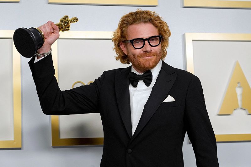 El director de fotografía estadounidense Erik Messerschmidt posa en la sala de prensa con el premio a la fotografía por 'Mank' en los Oscar el 25 de abril de 2021 en Union Station en Los Ángeles.