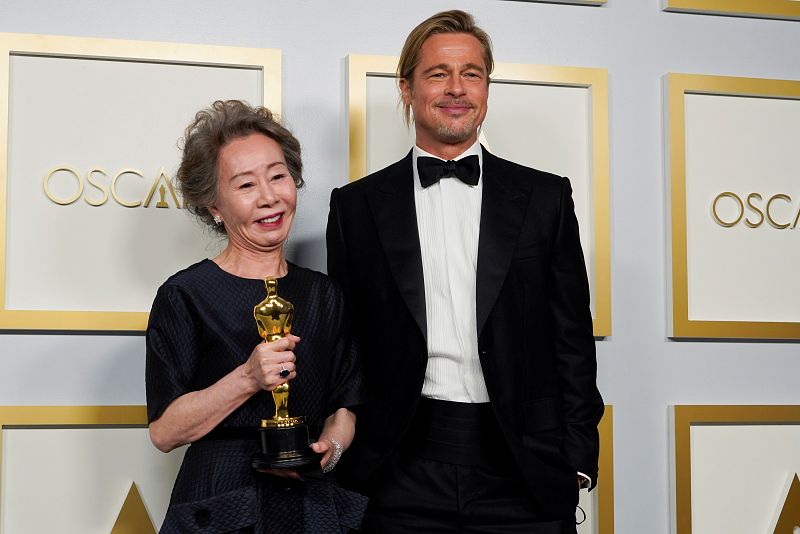 Brad Pitt posa con la surcoreana Yuh-Jung Youn, Oscar a la mejor actriz de reparto por su interpretación en 'Minari'