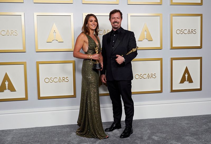 Pippa Ehrlich y James Reed posan en la sala de prensa con el premio a la mejor película documental por 'My Octopus Teacher'