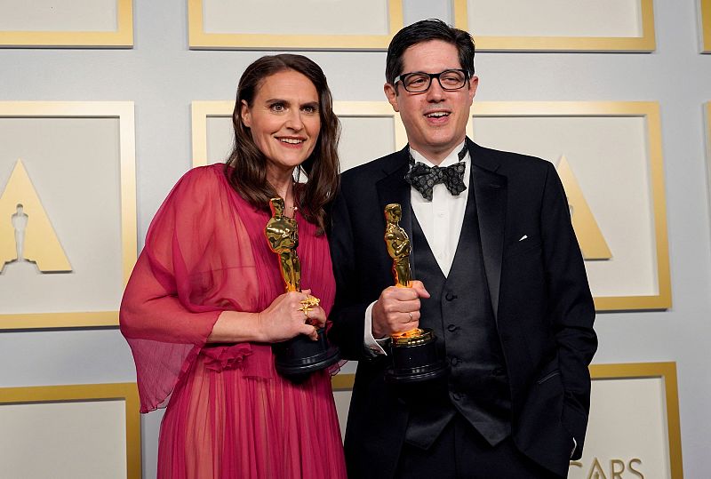 Alice Doyard (izq.) Y Anthony Giacchino posan con el premio al mejor cortometraje documental por 'Colette'