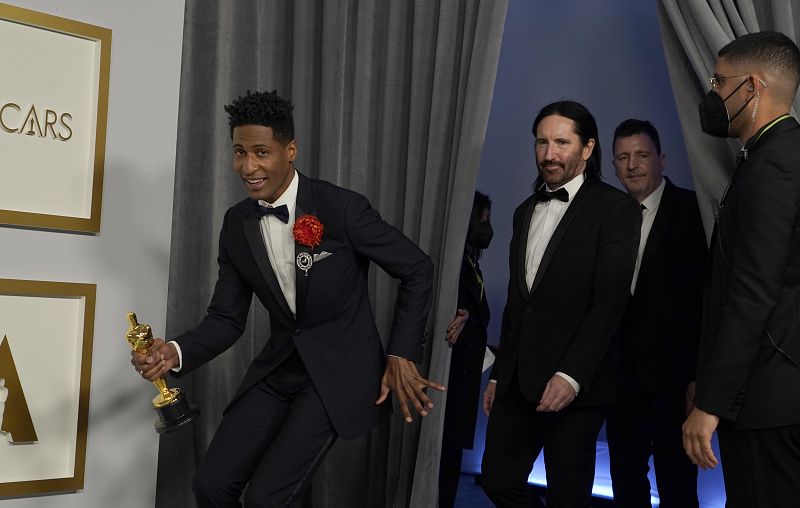 Jon Batiste, Trent Reznor y Atticus Ross, ganadores del premio a la mejor banda sonora original por 'Soul'