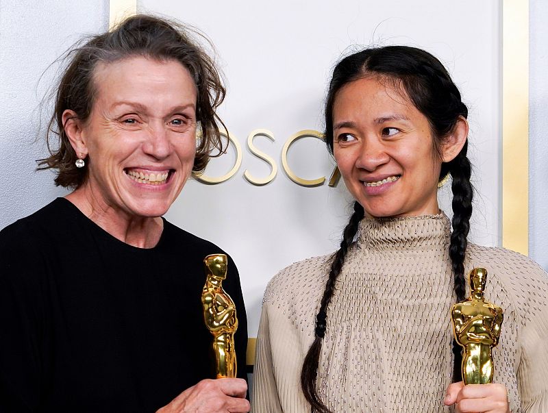 Frances McDormand, izquierda, y Chloe Zhao, ganadoras del premio a la mejor película por 'Nomadland'