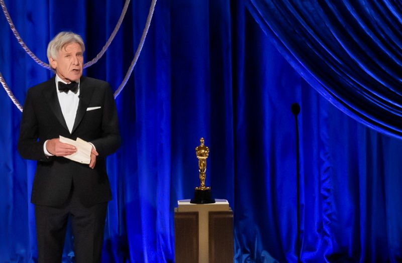 El actor Harrison Ford presenta el Oscar a la edición cinematográfica en Los Ángeles, California.