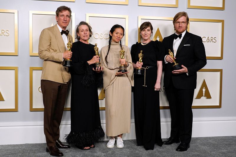 Peter Spears, Frances McDormand, Chloe Zhao, Mollye Asher y Dan Janvey, ganadores del premio a la mejor película por "Nomadland", posan en la sala de prensa de los Oscar.