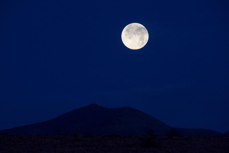 La superluna rosa al amanecer sobre la localidad de Los Estancos, en Puerto del Rosario, en la isla de Fuerteventura.