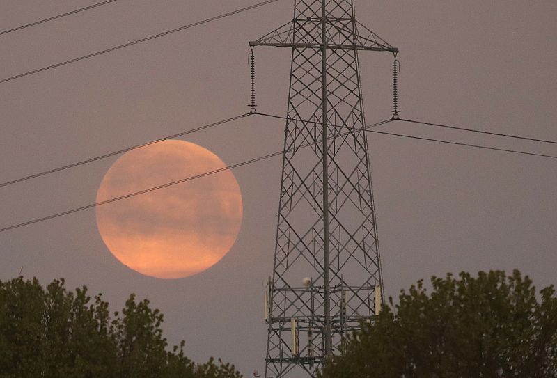 La luna llena, también conocida como Superluna, se ve sobre Halle, Bélgica.
