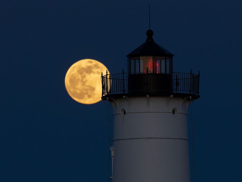 La Superluna rosa elevándose detrás del Faro Nubble en Cape Neddick, en York, Maine, (EE. UU.).