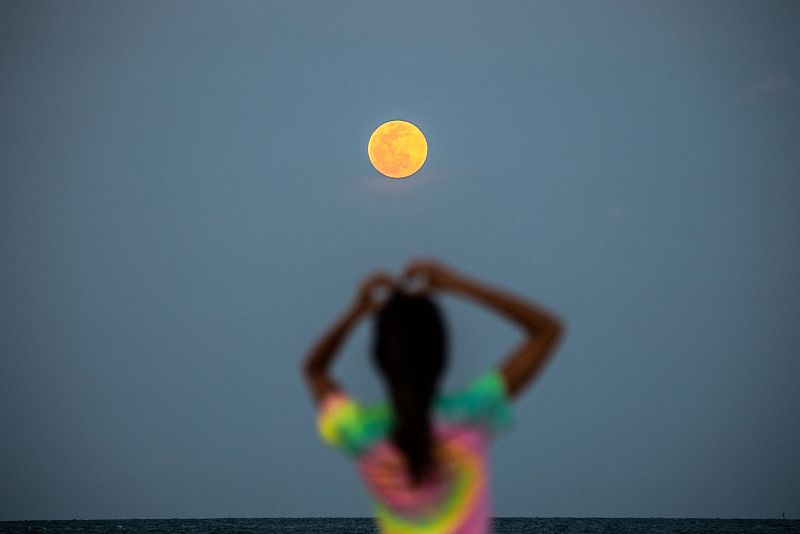 La luna llena de abril en las playas de Miami (EE.UU.).