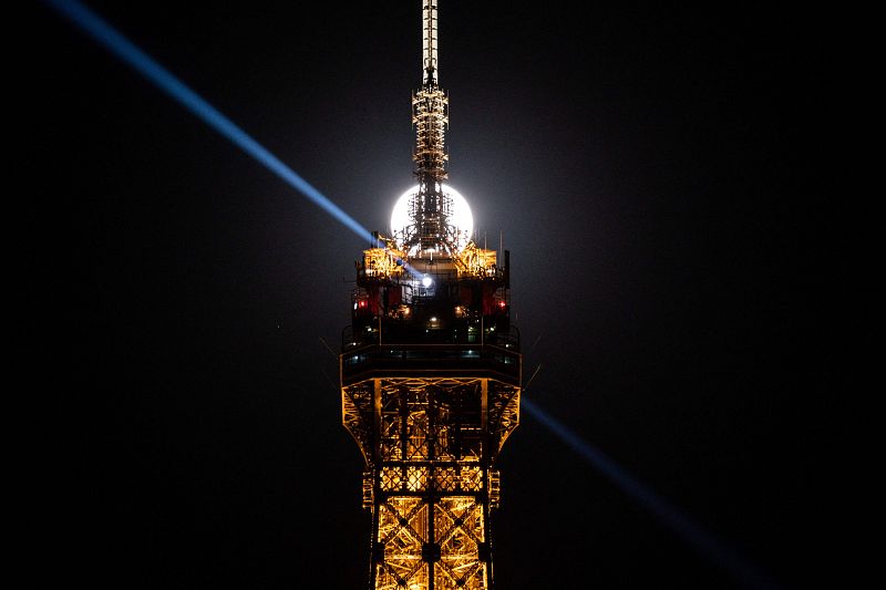 La superluna rosa ilumina la Torre Eiffel en París.