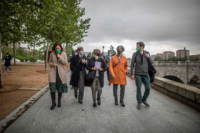 Mónica García, de paseo por el Manzanares