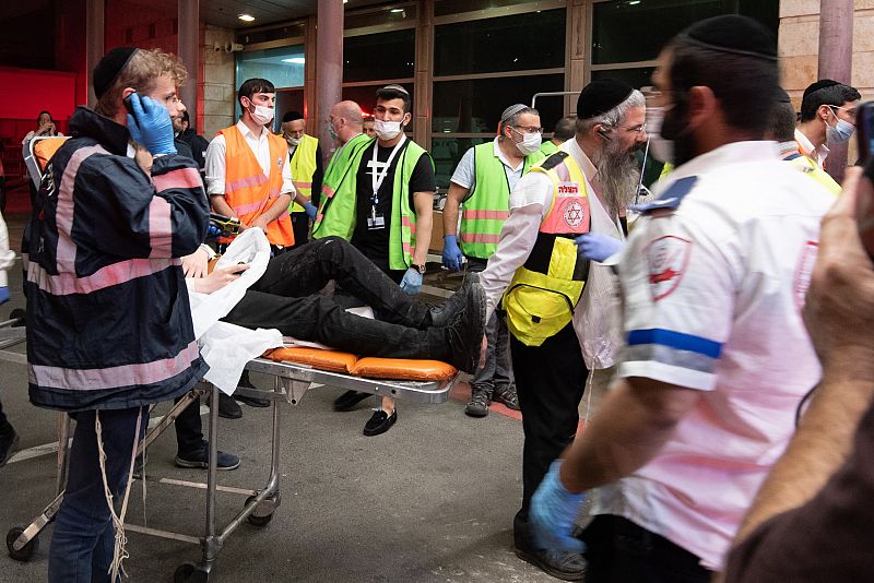 Sanitarios trasladan a heridos en la estampida que se ha cobrado la vida de al menos 44 personas durante una celebración religiosa ultraortodoxa en Israel. EFE/EPA/DAVID COHEN