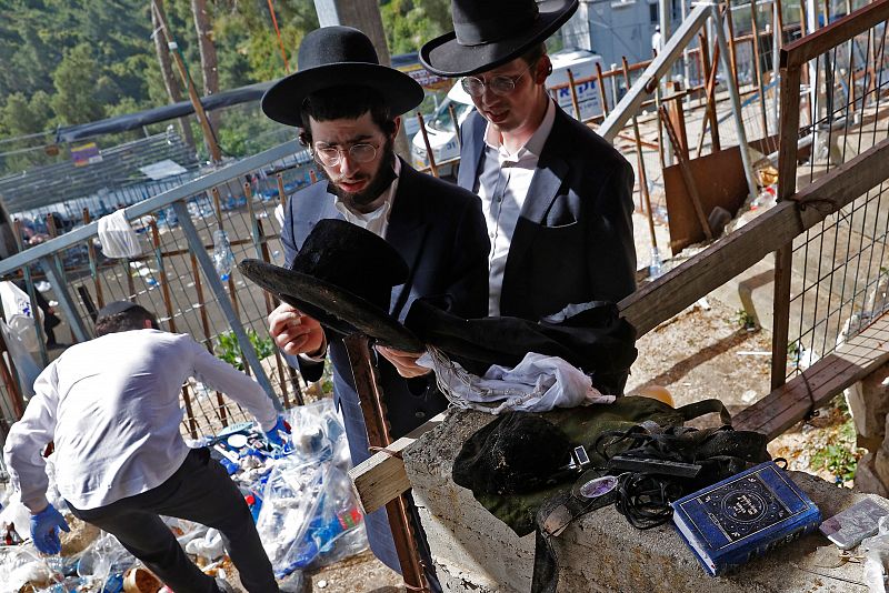 Peregrinos ultraortodoxos que habían acudido a la fiesta religiosa en Meron (norte de Israel), donde se encuentra la tumba del rabino Shimon Bar Yochai. Foto: JACK GUEZ / AFP.