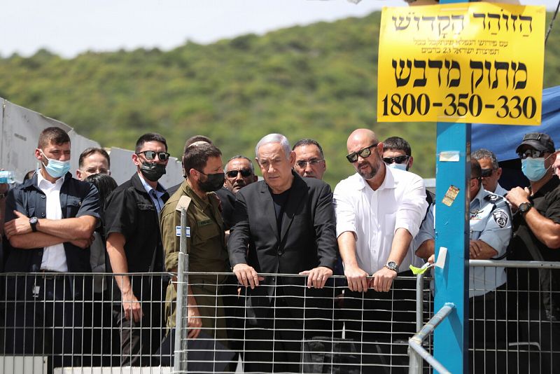 El primer ministro israelí, Benjamín Netanyahu, visita el lugar de la estampida, en el Monte Meron en Galilea (norte del país). REUTERS/ Ronen Zvulun