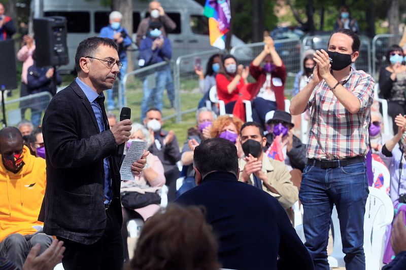 El candidato a la presidencia a la Comunidad de Madrid por Unidas Podemos, Pablo Iglesias, y el cofundador del partido Juan Carlos Monedero durante un acto electoral del partido en el Parque de Olof Palme en Madrid este viernes