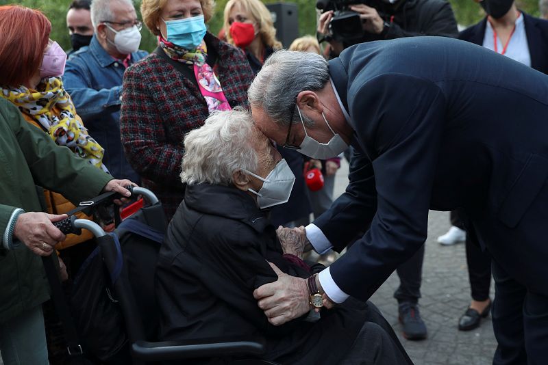 El candidato socialista a la Comunidad de Madrid, Ángel Gabilondo, abraza a una de las asistentes a un acto electoral en Alcorcón (Madrid)