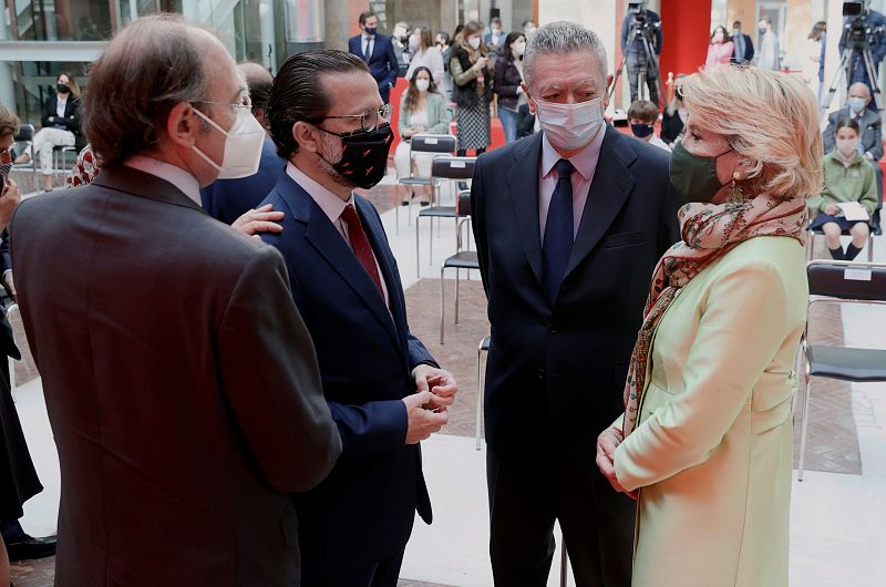 Los expresidentes de la Comunidad de Madrid Alberto Ruiz-Gallardón y Esperanza Aguirre, conversan con el presidente del PP de Madrid, Pío García Escudero.