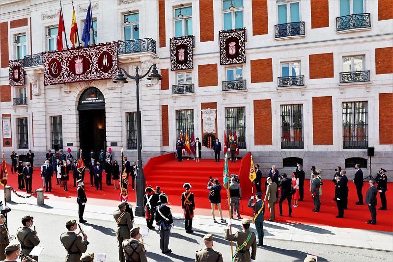 La presidenta de la Comunidad de Madrid, Isabel Díaz Ayuso, y el alcalde de Madrid, José Luis Martí­nez-Almeida, durante el acto cí­vico militar en la Puerta del Sol con motivo del Día de la Comunidad de Madrid.