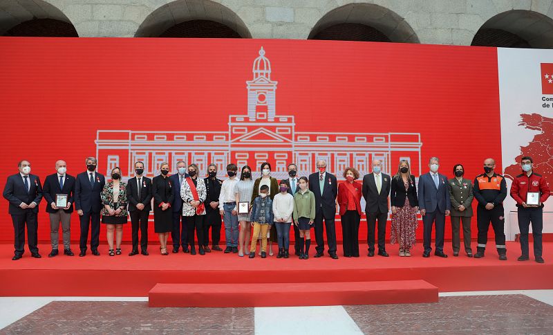 La presidenta de la Comunidad de Madrid, Isabel Díaz Ayuso, posa junto a los condecorados al término del acto de entrega de Medallas de la Comunidad de Madrid y Condecoraciones de la Orden del Dos de Mayo.