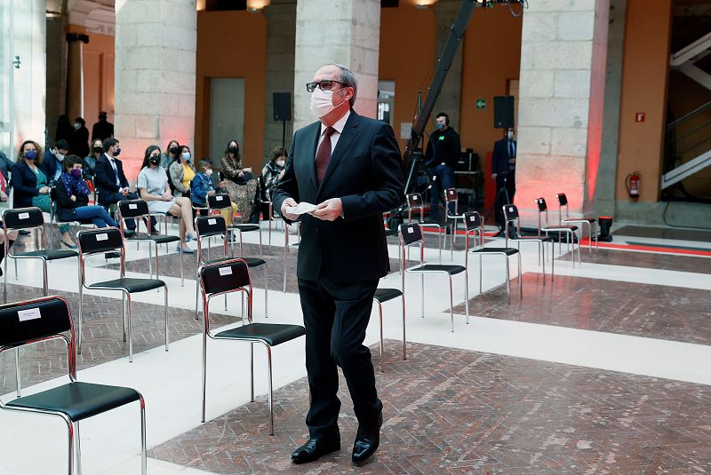 El candidato del PSOE a la presidencia de la Comunidad, Ángel Gabilondo, asiste al acto de entrega de Medallas de la Comunidad de Madrid y Condecoraciones de la Orden del Dos de Mayo.