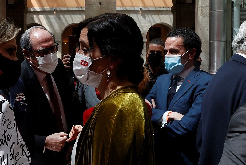 La presidenta de la Comunidad de Madrid, Isabel Díaz Ayuso, ante los candidatos al 4M, el socialista Ángel Gabilondo y Edmundo Bal, de Ciudadanos, al término del acto de entrega de Medallas de la Comunidad de Madrid y Condecoraciones de la Orden del