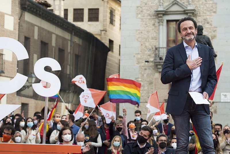El candidato a la presidencia de la Comunidad de Madrid por Ciudadanos, Edmundo Bal, durante el acto de cierre de campaña que la formación naranja celebra en la madrileña Plaza de la Villa