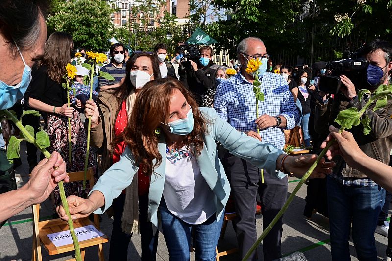 La candidata de Más Madrid a la presidencia de la Comunidad de Madrid, Mónica García, durante el acto de cierre de campaña en la Cuesta de Moyano, en Madrid.