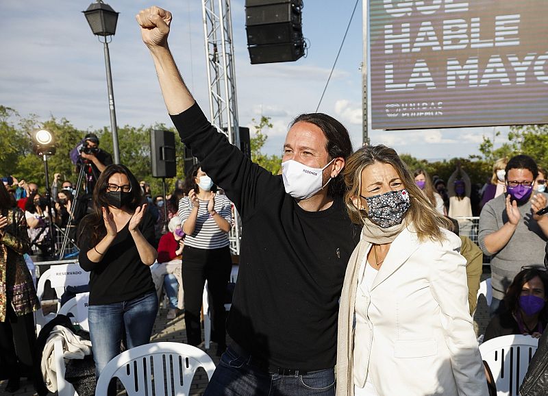 El candidato de Unidas Podemos a la presidencia de la Comunidad de Madrid, Pablo Iglesias y la ministra de Trabajo, Yolanda Díaz, durante el acto de cierre de campaña que la formación morada celebra en el barrio madrileño de Vicalvaro