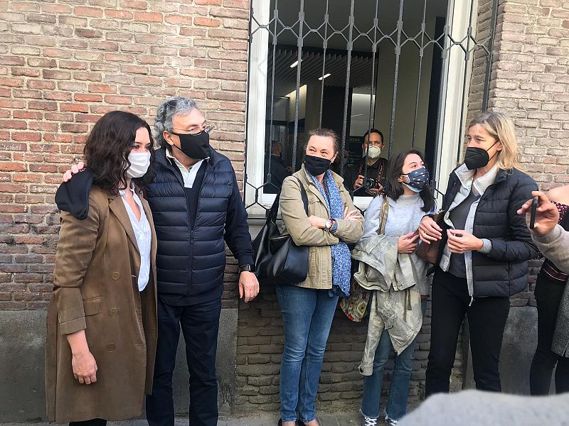 Isabel Díaz Ayuso, a primera hora en su colegio electoral