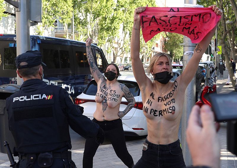 Activistas de FEMEN se manifiestan en el colegio donde votará la candidata de Vox