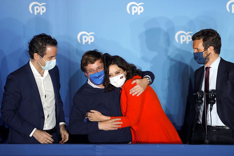 La plana mayor del PP sale al balcón de Génova a celebrar la victoria en Madrid