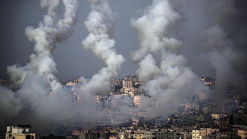 Unos misiles dejan una estela en su salida de Gaza