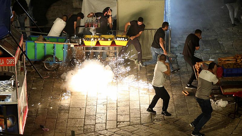 Una granada cegadora impacta cerca de un grupo de palestinos durante la noche