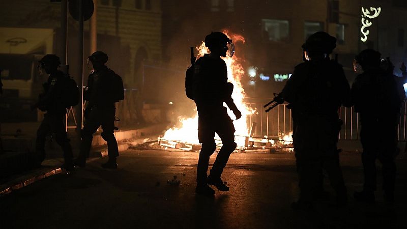 Varios policías israelíes durante la noche del pasado viernes