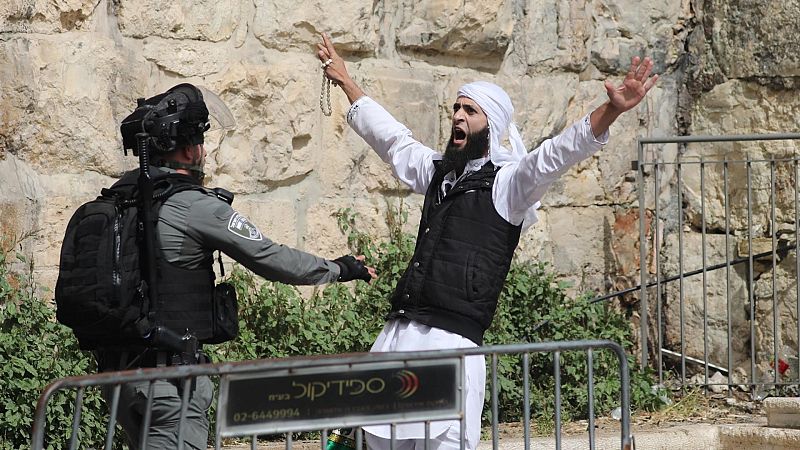 Un policía israelí detiene a un manifestante palestino