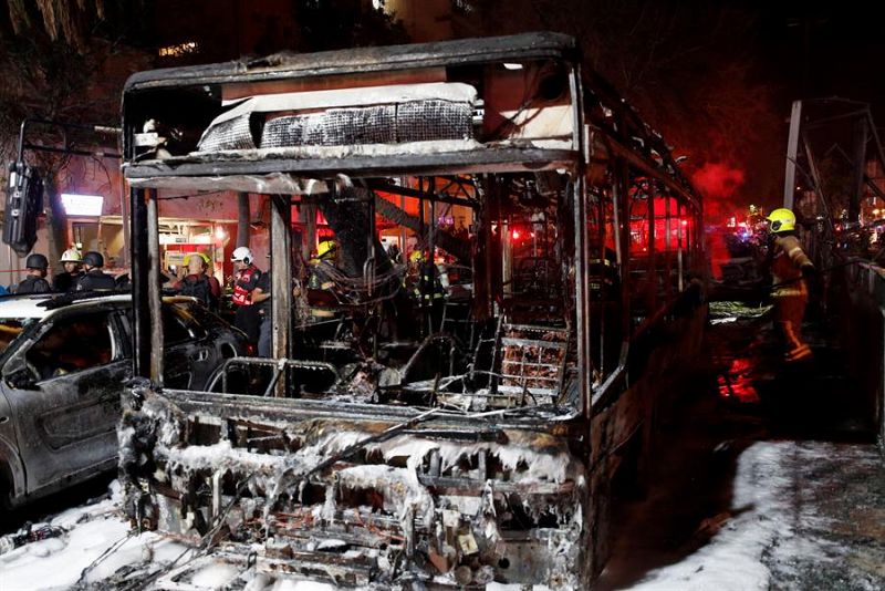 Un autobús calcinado en Tel Aviv