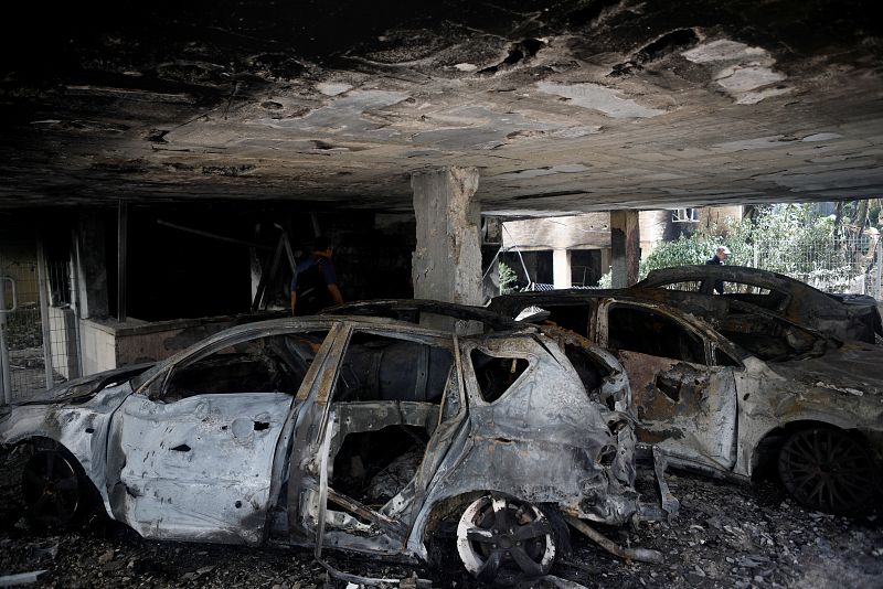 Coches quemados después de que un cohete lanzado durante la noche desde la Franja de Gaza golpeara un edificio residencial en Petah Tikva, Israel. 