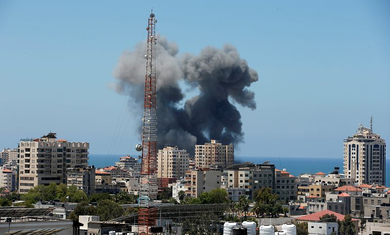 El humo se eleva durante un ataque aéreo israelí, en medio de un estallido de violencia israelí-palestina, en la ciudad de Gaza.