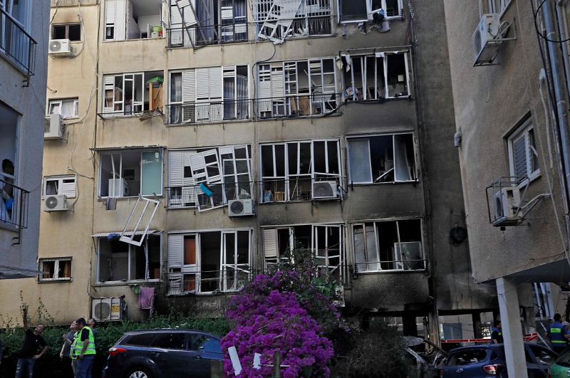 Daños en un edificio residencial después de un ataque con cohetes desde la Franja de Gaza controlada por Hamas.