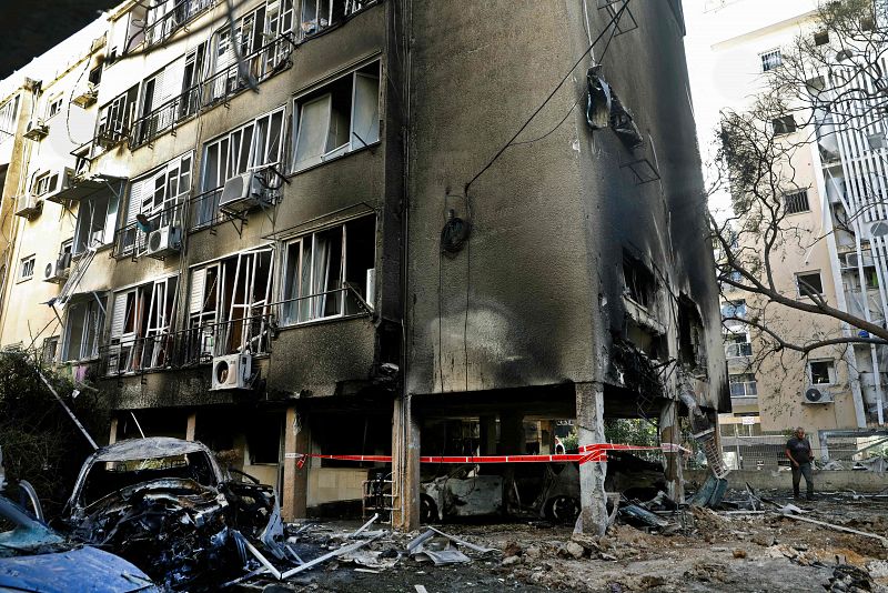 La imagen muestra los daños en un edificio residencial después de un ataque con cohetes desde la Franja de Gaza controlada por Hamas, en la ciudad central israelí de Petah Tikva.