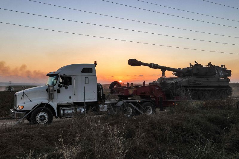 Un camión traslada un tanque israelí