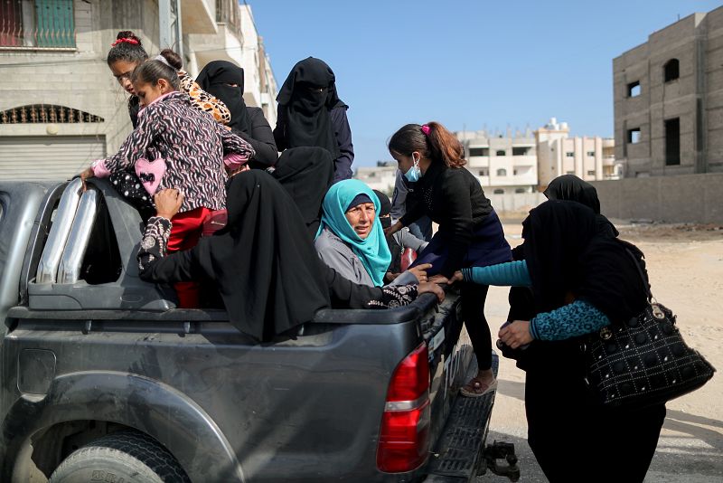 Un grupo de mujeres y niñas abandonan Gaza