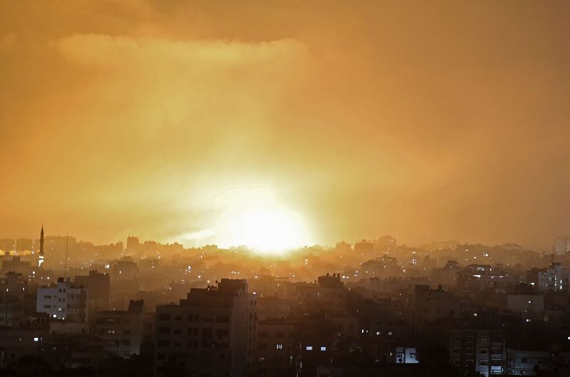 Una explosión ilumina al cielo nocturno en Beit Lahia, en el norte de Gaza. Foto: MOHAMMED ABED / AFP