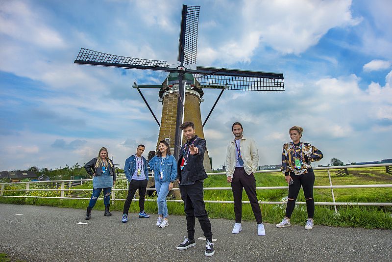 Blas junto a sus coristas: de izquierda a derecha, Irene Alman, Héctor Artiles, Alba Gil, Dángelo Ortega y Daira Monzón.