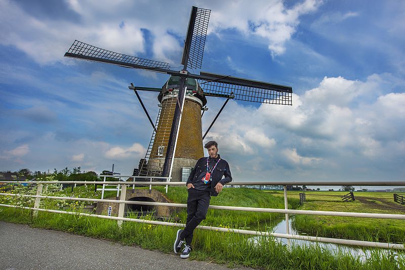 Blas ha descubierto los molinos de viento, típico paísaje neerlandés