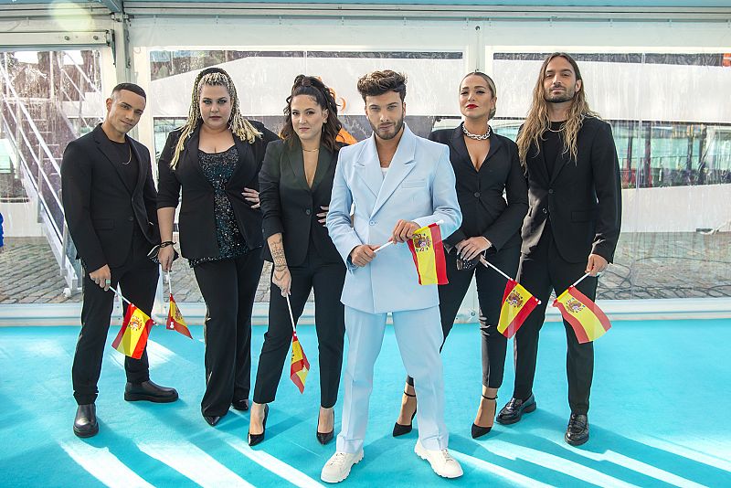 Blas Cantó junto a sus coristas: Héctor Artiles, Irene Alman, Daira Monzón, Alba Gil y Dángelo Ortega