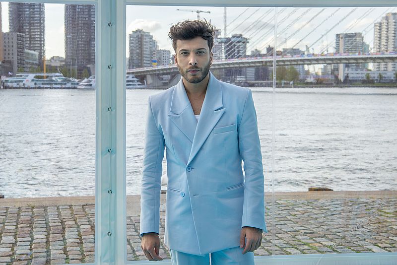 Blas Cantó en la alfombra turquesa de Eurovisión 2021