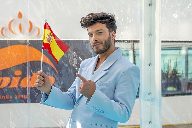 Blas Cantó en la alfombra turquesa de Eurovisión 2021