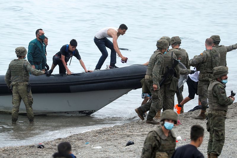 Cientos de migrantes se dirigen a Ceuta desde Marruecos