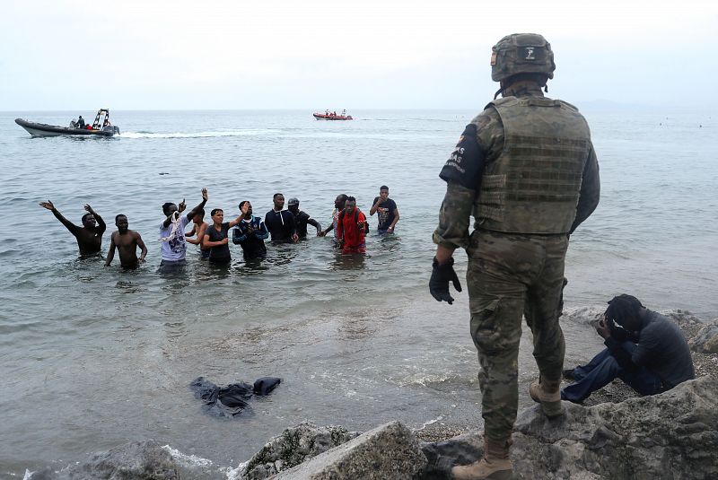 Cientos de migrantes se dirigen a Ceuta desde Marruecos